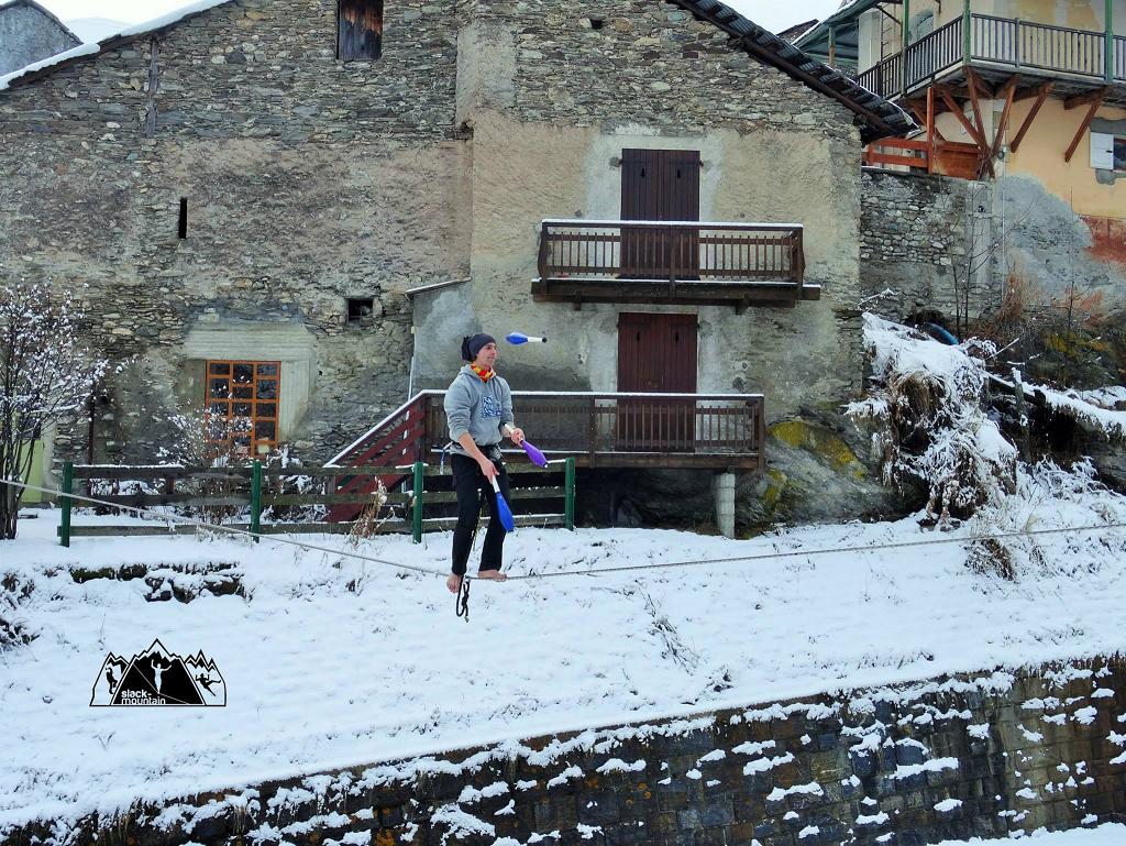 Maxime on the cobalt slackline in midline and juggling